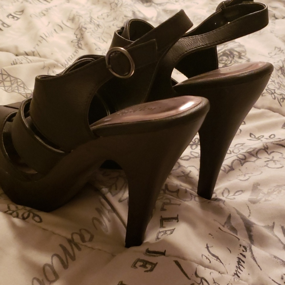 Heels - Picture 3 of 4